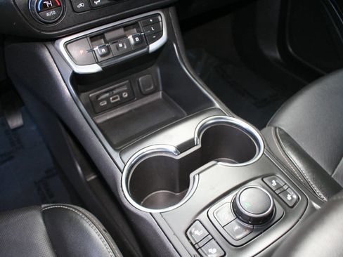 Used 2023 GMC Terrain SLT image 16