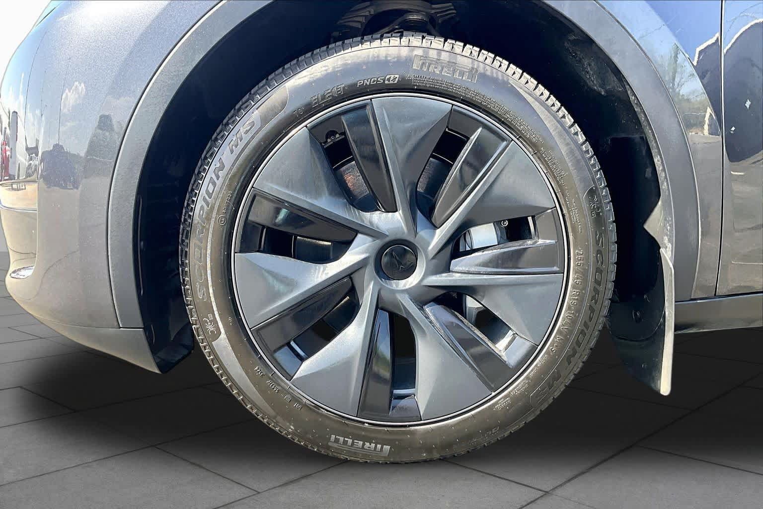 Used 2025 Tesla Model Y Long Range RWD image 9