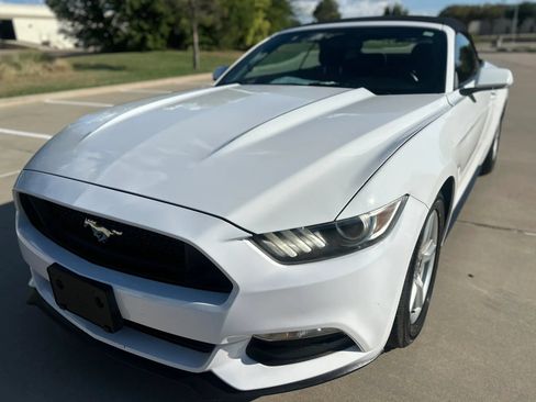 Used 2015 Ford Mustang Convertible RWD image 2