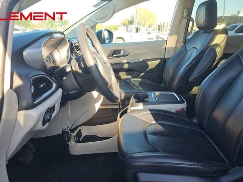 Used 2023 Chrysler Pacifica Touring-L image 9