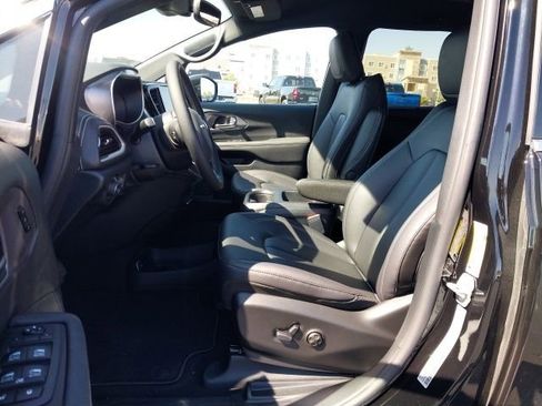 New 2026 Chrysler Pacifica Select image 3