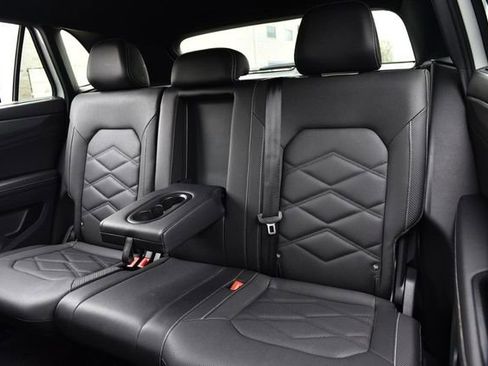 Used 2025 Volkswagen Atlas Cross Sport SE image 21