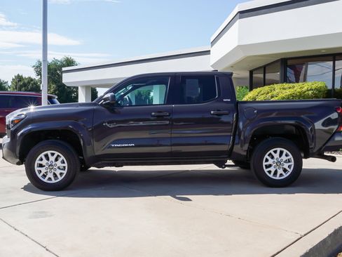 Used 2025 Toyota Tacoma SR5 AWD/4WD image 5