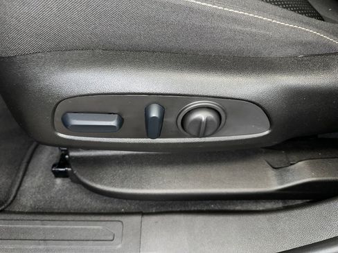 Certified 2023 GMC Acadia SLE w/ Driver Convenience Package image 3