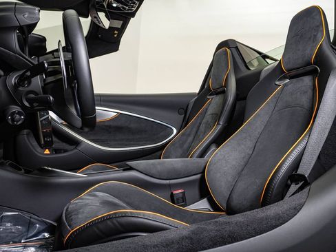 Used 2026 McLaren Artura Spider RWD image 23