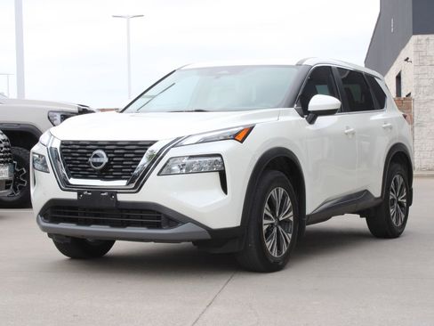 Used 2023 Nissan Rogue SV image 2