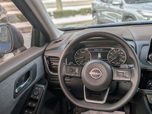 Used 2023 Nissan Rogue SV image 20