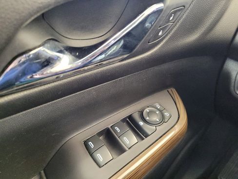 Used 2020 GMC Acadia SLE FWD image 27