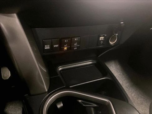 Used 2018 Toyota RAV4 XLE image 27