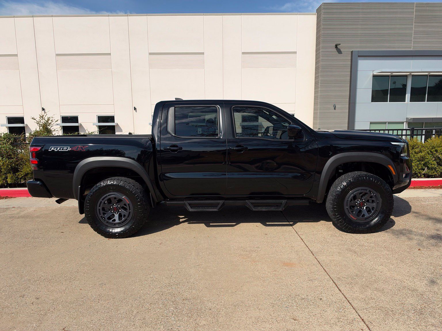 Used 2025 Nissan Frontier PRO-4X AWD/4WD image 2