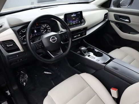 Used 2025 Nissan Rogue SV w/ SV Premium Package image 10