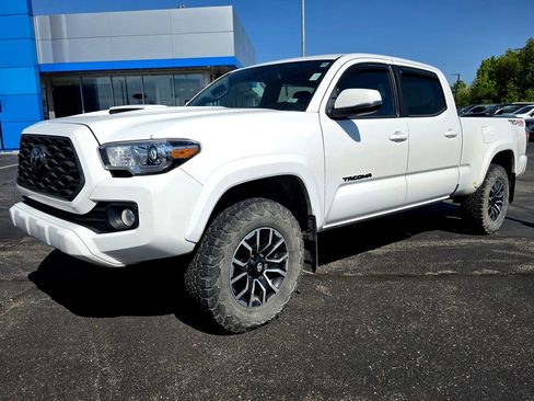 Used 2020 Toyota Tacoma TRD Sport AWD/4WD image 2