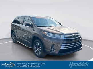 Used 2019 Toyota Highlander XLE FWD video 1