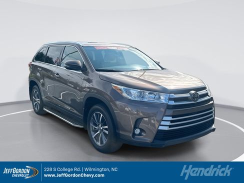 Used 2019 Toyota Highlander XLE FWD image 1