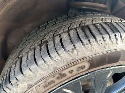 Used 2023 GMC Acadia SLT w/ Elevation Edition image 13