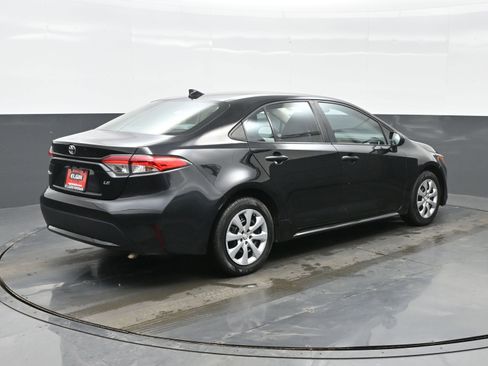 Used 2022 Toyota Corolla LE image 6