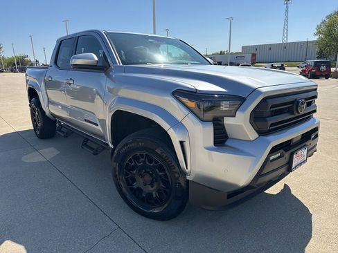 Certified 2025 Toyota Tacoma SR5 AWD/4WD image 2