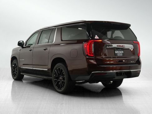 Used 2022 GMC Yukon XL SLT w/ SLT Luxury Package image 3