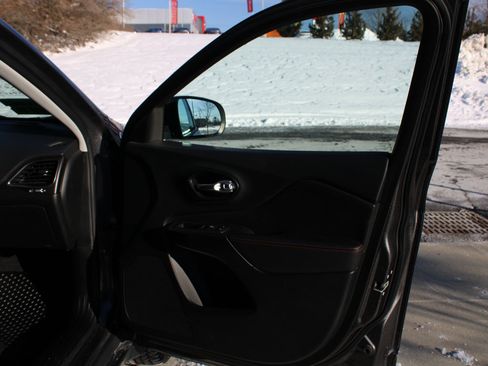 Used 2022 Jeep Cherokee Trailhawk image 16