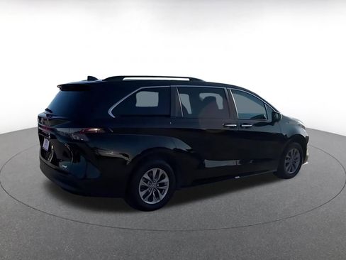 Used 2025 Toyota Sienna XLE image 11