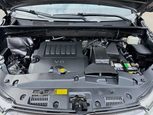 Used 2014 Toyota Highlander XLE image 32