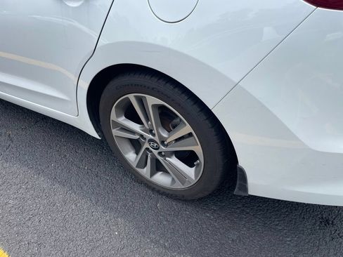 Used 2017 Hyundai Elantra Limited FWD image 4