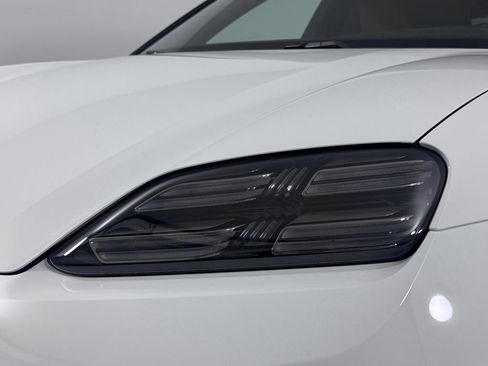 Used 2025 Porsche Macan 4S Electric AWD/4WD image 11