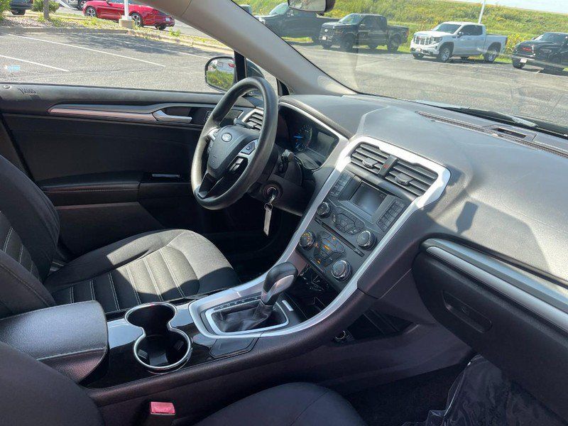 Used 2015 Ford Fusion SE FWD image 6