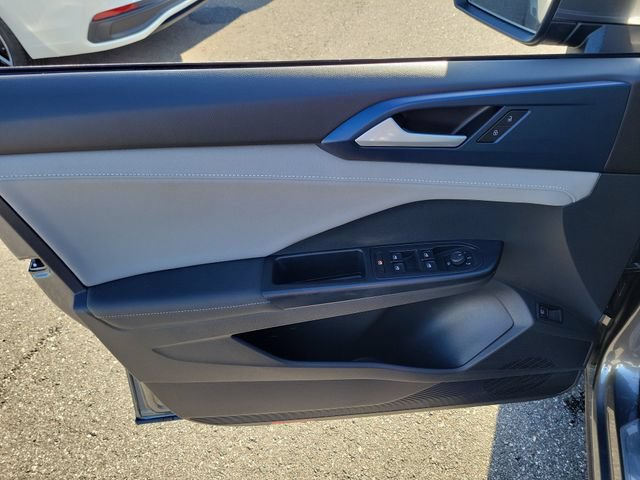 Certified 2024 Volkswagen Taos SE FWD image 13