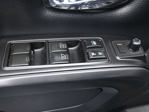 Used 2019 Nissan Titan SV w/ SV Convenience Package RWD image 13