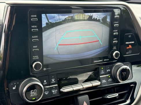 Used 2022 Toyota Highlander XLE FWD image 24