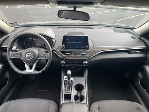 Used 2025 Nissan Altima 2.5 SV FWD image 34
