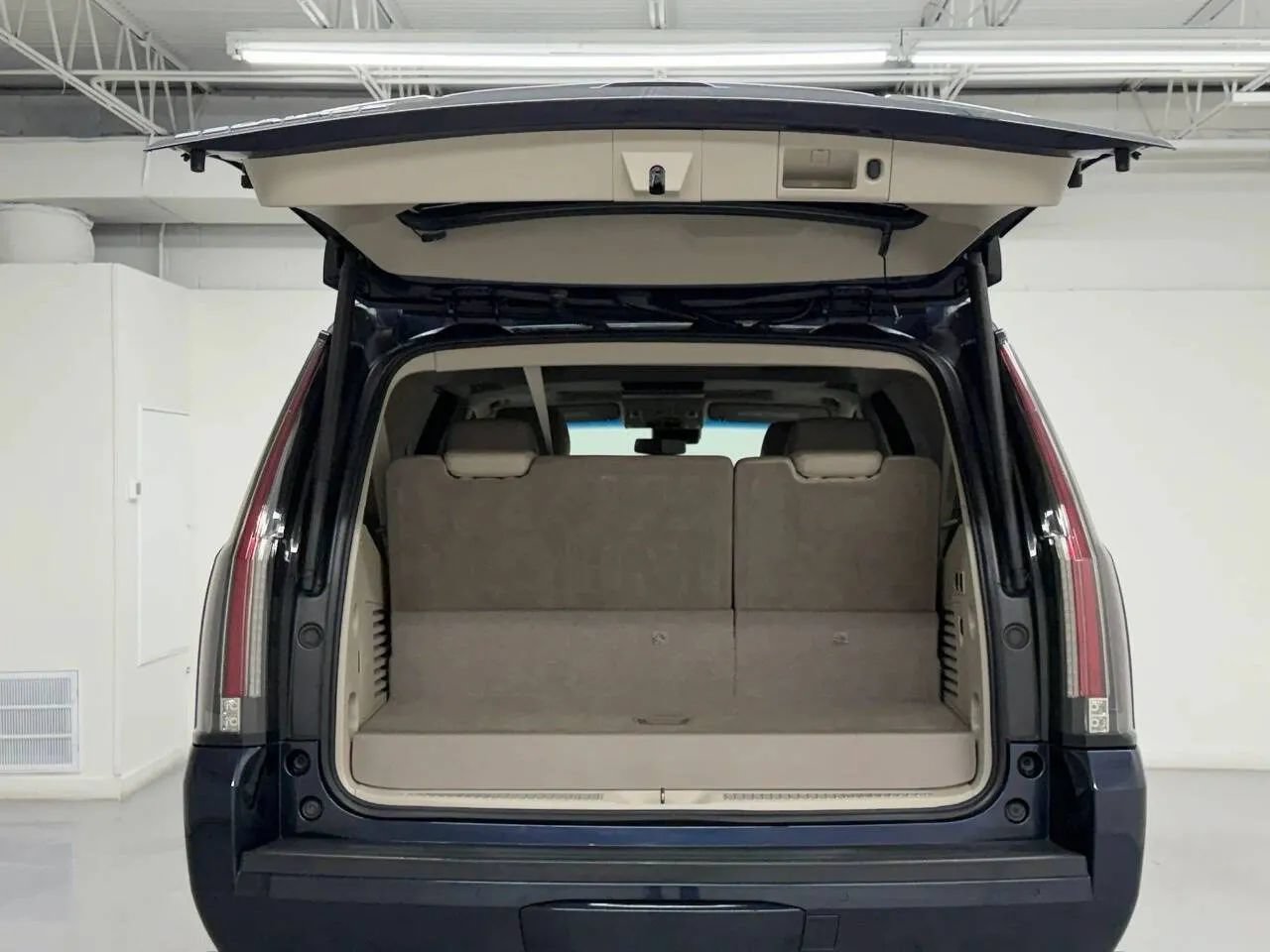 Used 2019 Cadillac Escalade Luxury RWD image 33