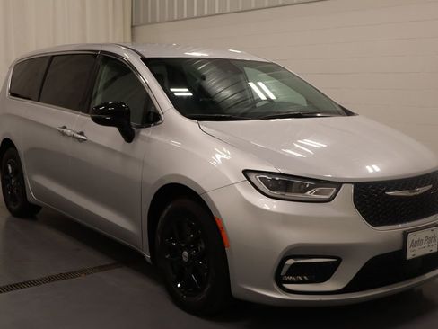 Used 2024 Chrysler Pacifica Touring-L image 2