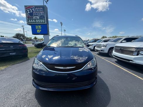 Used 2017 Chrysler Pacifica Touring-L w/ Tire & Wheel Group FWD image 9