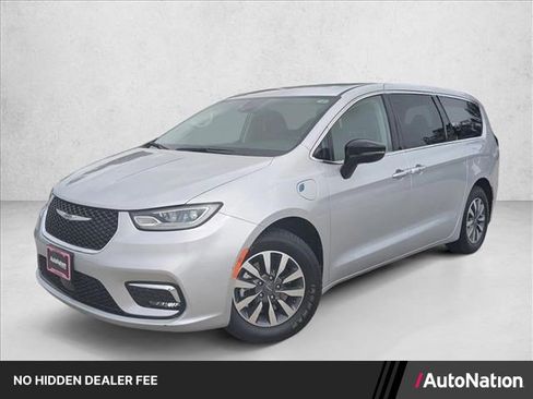 Used 2024 Chrysler Pacifica Limited FWD image 1