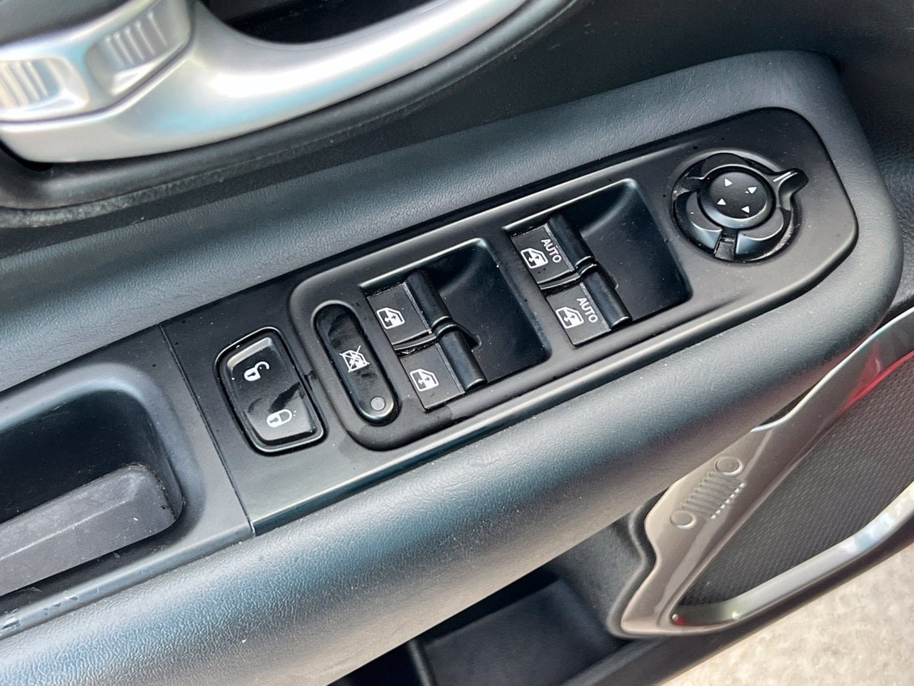 Used 2023 Jeep Renegade Latitude AWD/4WD image 12