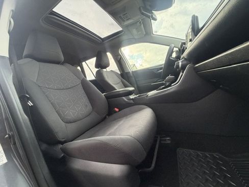 Used 2019 Toyota RAV4 XLE FWD image 12