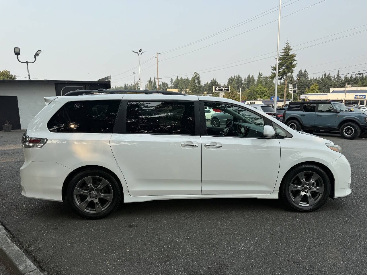 Used 2017 Toyota Sienna SE Premium FWD image 5