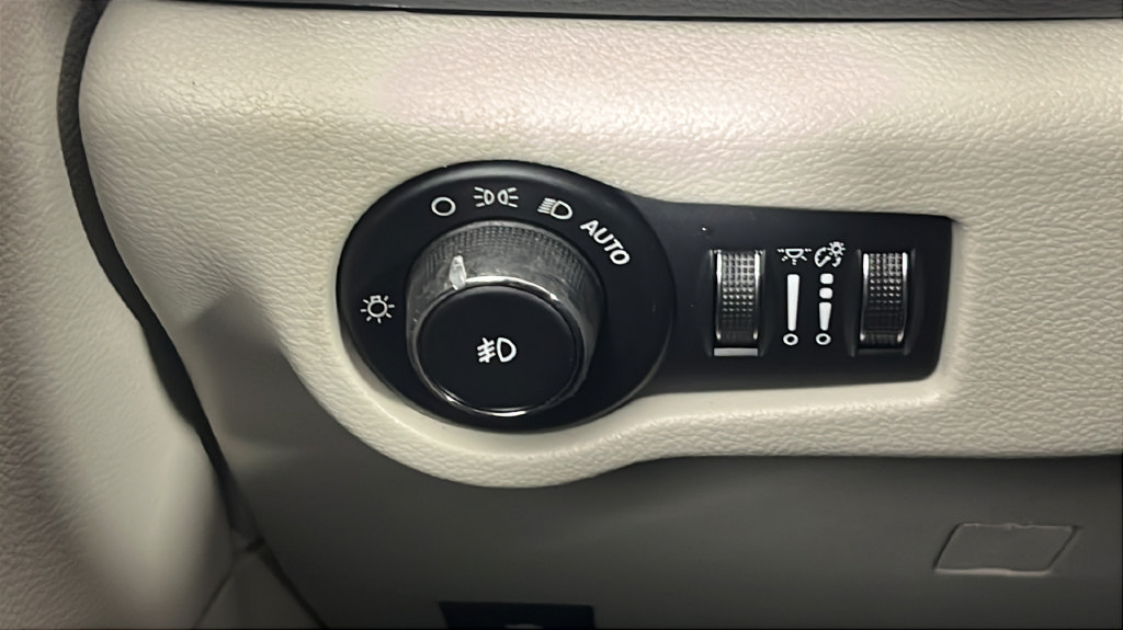 Used 2018 Chrysler Pacifica Touring Plus w/ Tire & Wheel Group FWD image 26