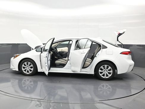 Used 2025 Toyota Corolla LE FWD image 30