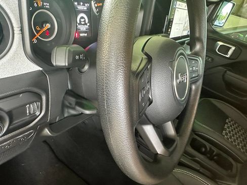 Used 2025 Jeep Gladiator Sport AWD/4WD image 19