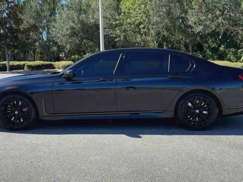 Used 2022 BMW 750i xDrive w/ Luxury Rear Seating Package image 7