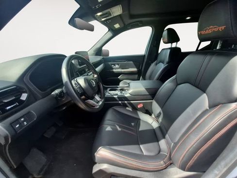 Used 2025 Honda Pilot TrailSport image 9