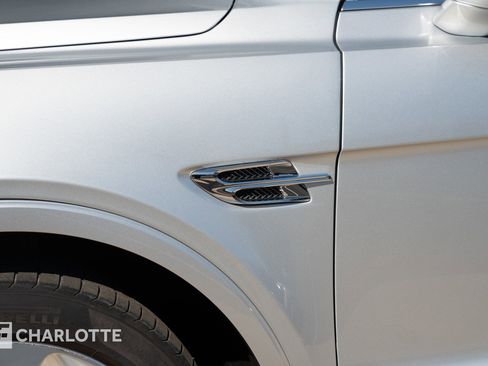 Used 2020 Bentley Bentayga Plug-In Hybrid image 10