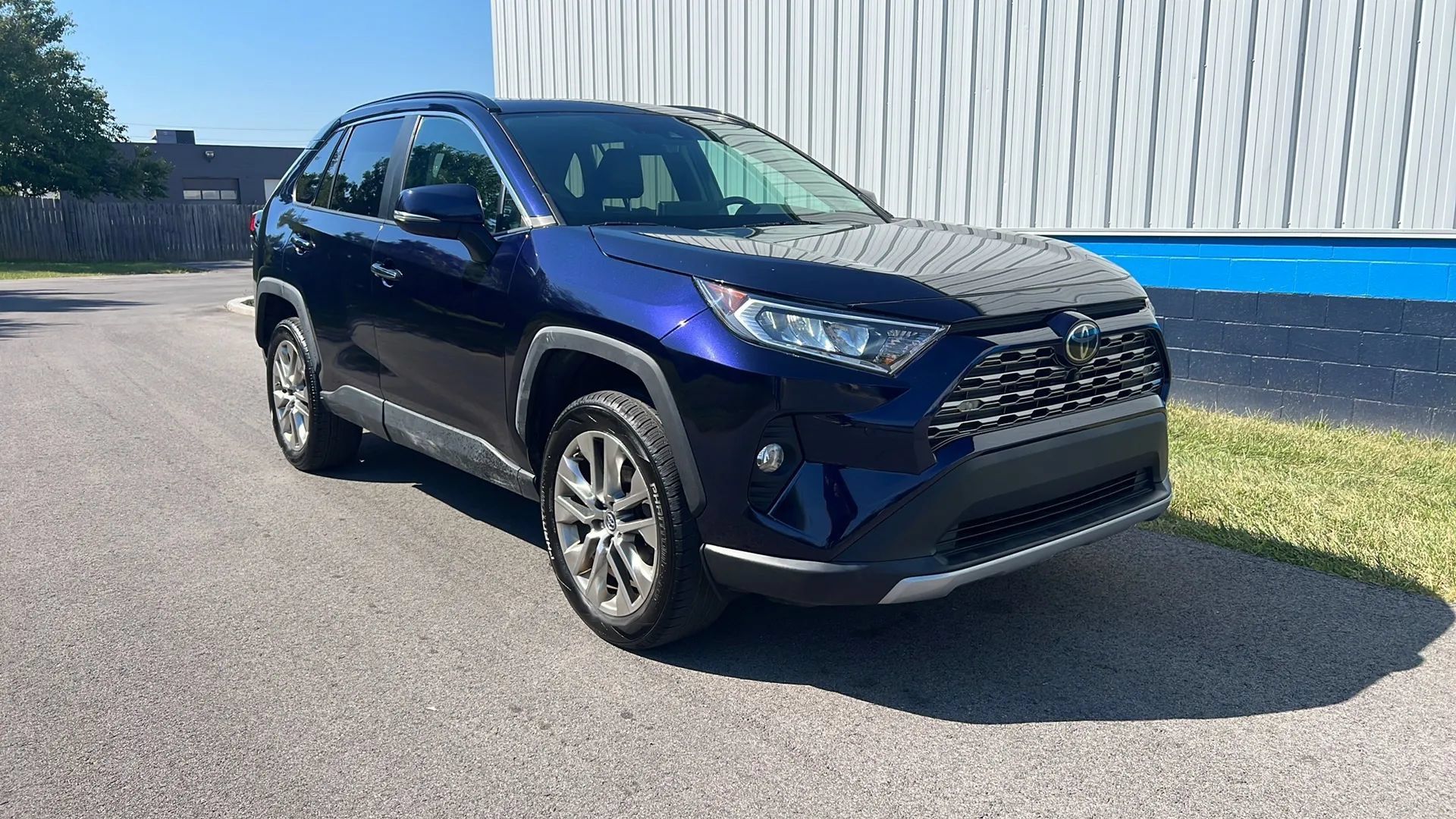 Used 2019 Toyota RAV4 Limited w/ Advanced Technology Package AWD/4WD image 3