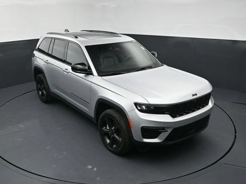 Used 2024 Jeep Grand Cherokee Limited w/ Luxury Tech Group II AWD/4WD image 13