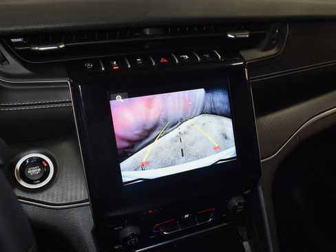 Used 2023 Jeep Grand Cherokee Laredo AWD/4WD image 10