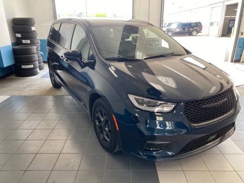 Used 2022 Chrysler Pacifica Touring-L w/ S Appearance Package FWD image 7