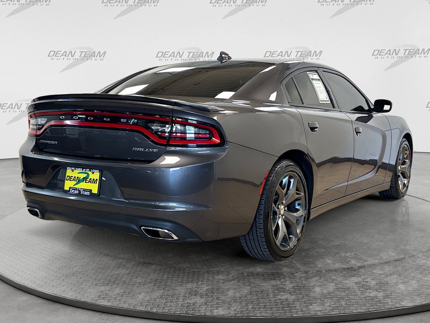 Used 2015 Dodge Charger SXT RWD image 4